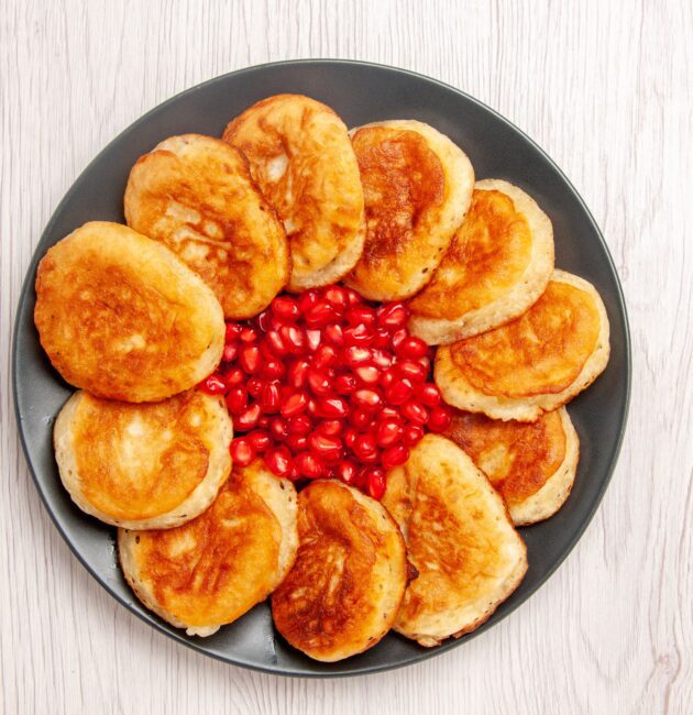 Pufīgās jogurta ābolu pankūkas