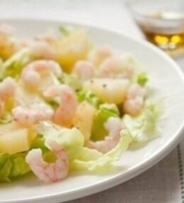 Garneļu, vīnogu un ananasu salāti