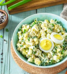 Eiersalat mit Erbsen