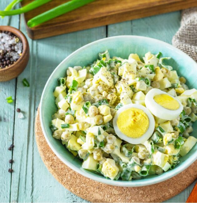 olu salāti ar zirnīšiem