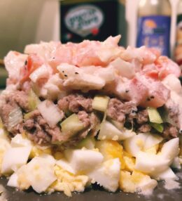 Kārtainie olu un tunču salāti