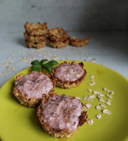 Haferflockenkörbchen mit Himbeer-Bananen-Füllung
