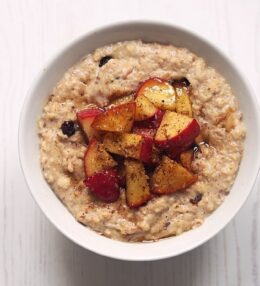 Pilngraudu auzu pārslu putra ar zemesriekstu sviestu