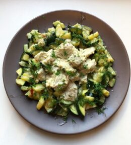 Vistas fileja krēmsierā ar dārzeņiem