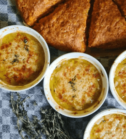 Franču sīpolu zupu Vinetas gaumē