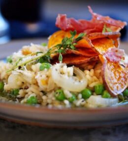 Risotto ar saldajiem kartupeļiem, šķiņķi un zaļajiem zirnīšiem