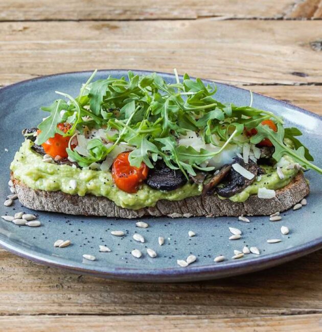 avokado un siļķes maizīte