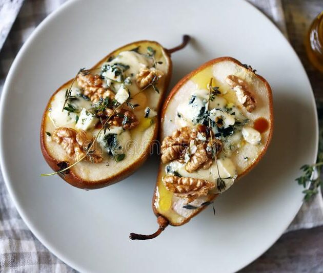 Pildīts bumbieris ar zilo sieru