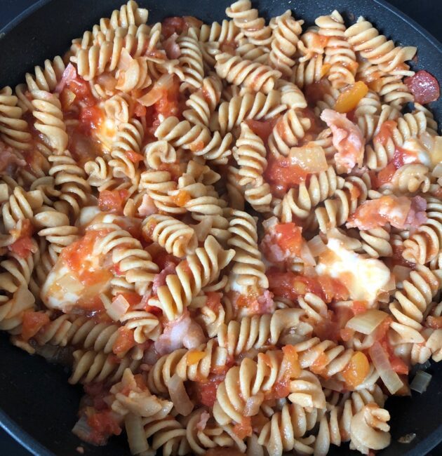 Makaroni ar tomātiem savā sulā un bekonu