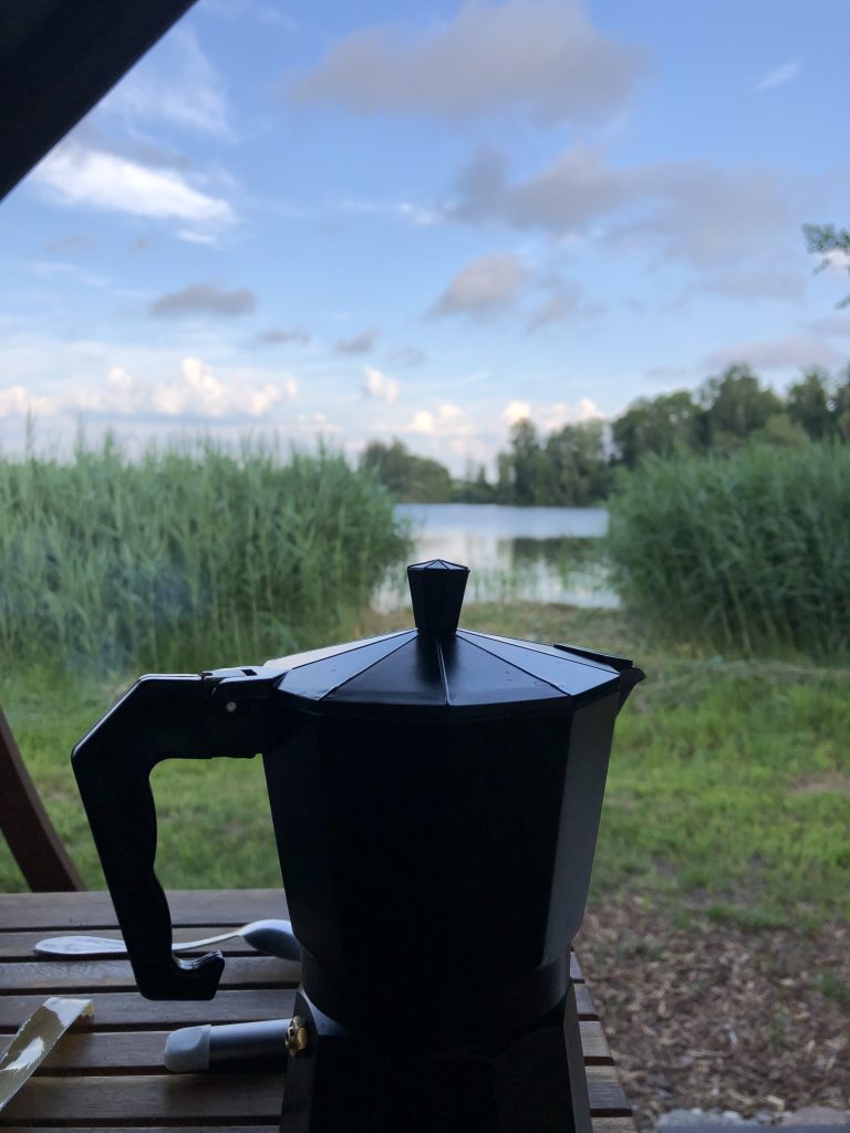 Kafijas aparāts ar skatu uz ezeru