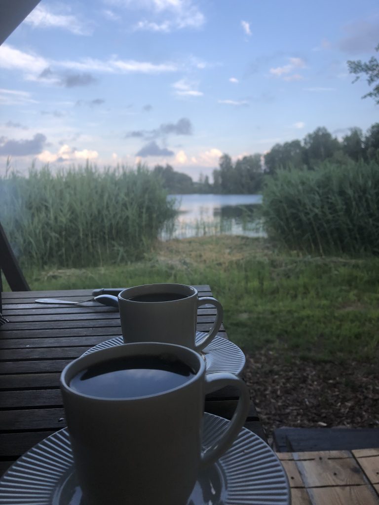 Daba, kafija un skats uz ezeru Siguldā. Kafijas tases
