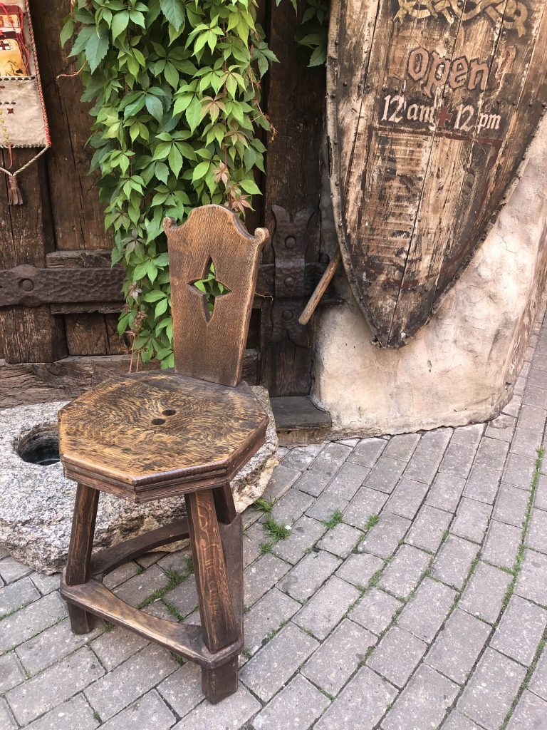 Rozengrāls veclaicīgs krēsls