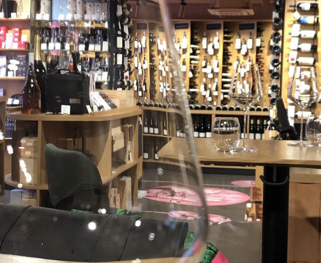 Gozējos veikala skatlogā iekš Noble Wine