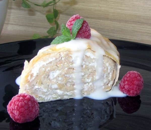 Saldais lavašs ar biezpienu un āboliem