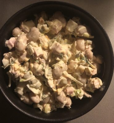 Pupiņu salāti ar žāvetu vistu un puravu