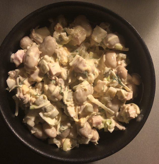 Pupiņu salāti ar žāvetu vistu un puravu