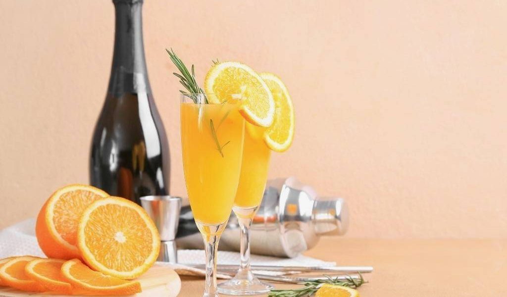 Dzirkstošais bumbieru un apelsīnu šampanieša dzēriens