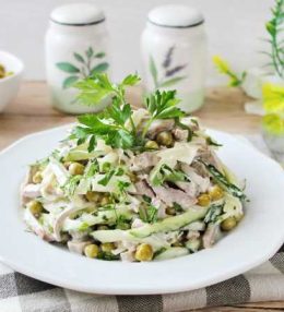 Vārītās cūgaļas mēles salāti ar sēnēm