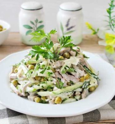 Vārītās cūgaļas mēles salāti ar sēnēm