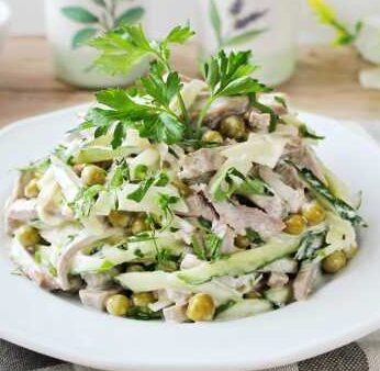 Vārītās cūgaļas mēles salāti ar sēnēm