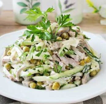 Vārītās cūgaļas mēles salāti ar sēnēm