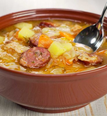 Ātrā skābu kāpostu zupa