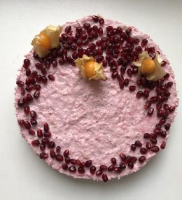 Zemeņu jogurta kūka ar smalko ogu musli