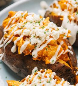 Saldais kartupelis ar siera pildījumu cepeškrāsnī