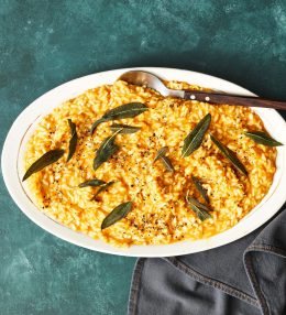 Vegānu ķirbju risotto ar kraukšķīgo salviju