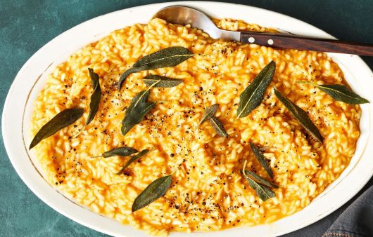 Vegānu ķirbju risotto ar kraukšķīgo salviju