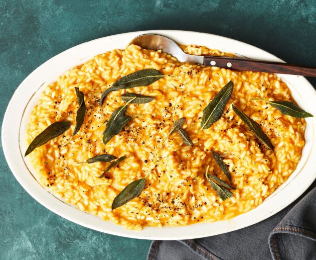 Vegānu ķirbju risotto ar kraukšķīgo salviju