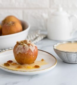 Krāsnī cepti pildītie āboli ar vaniļas mērci