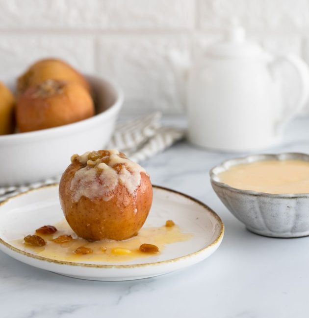 Krāsnī cepti pildītie āboli ar vaniļas mērci