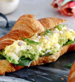 Pildīts kruasāns ar olu un avokado