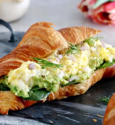 Pildīts kruasāns ar olu un avokado