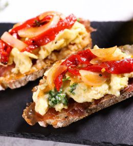 Olu maize ar vītināto šķiņķi un burratas sieru