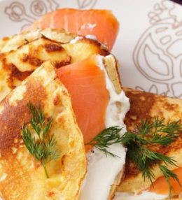 Sāļā pankūka ar lasi un zaļumiem