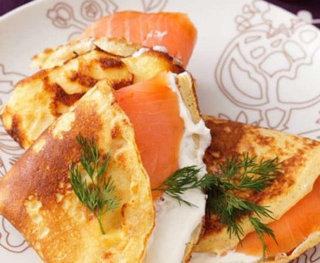 Sāļā pankūka ar lasi un zaļumiem