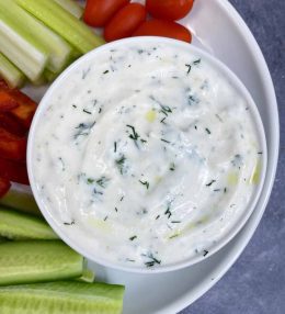 Jogurta mērce ar ķiploku un zaļumiem