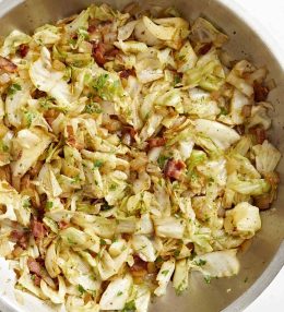 Kāpostu salāti ar žāvētu vistu