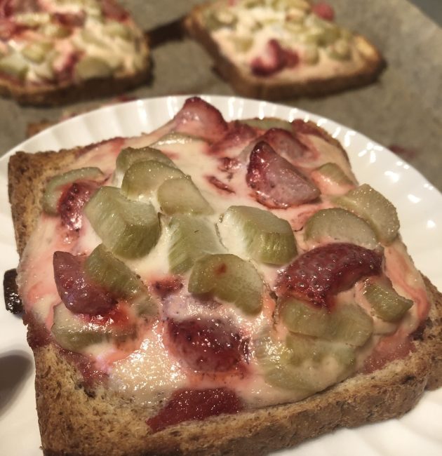 Rabarberu un zemeņu karstmaizes