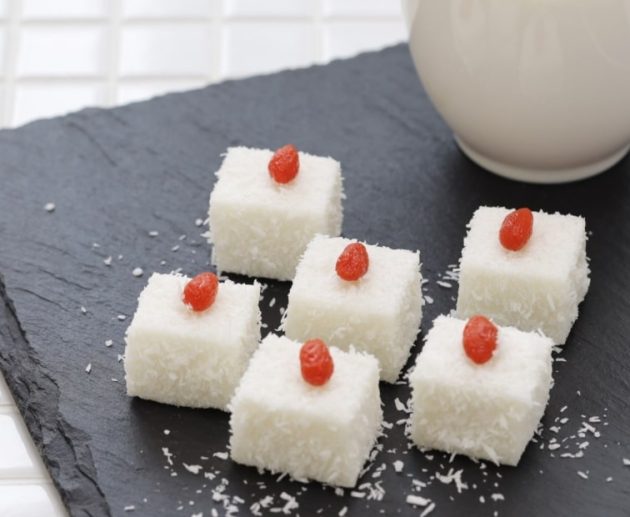 Četru sastāvdaļu ķīniešu kokosriekstu pudiņš