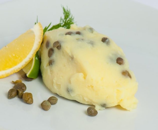 Kartupeļu biezputra ar citronu un kaperiem