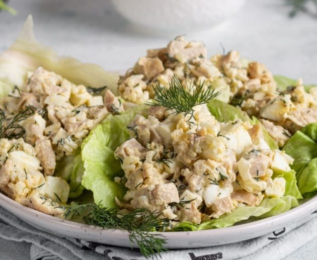 Salāti ar konservētiem kalmāriem, rīsiem un olām