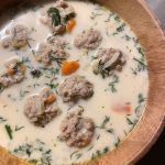 Frikadeļu zupa ar kausēto sieru