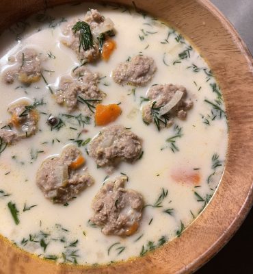Frikadeļu zupa ar kausēto sieru