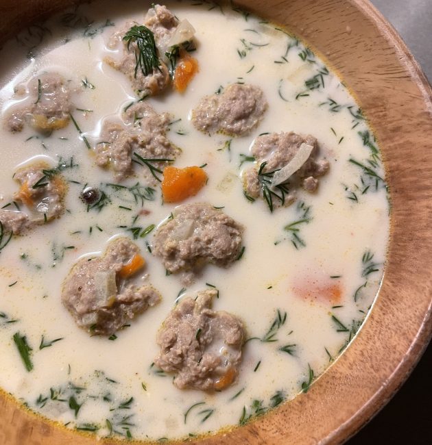Frikadeļu zupa ar kausēto sieru
