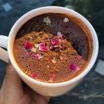 Ceremoniālais kakao ar rožu pieskārienu