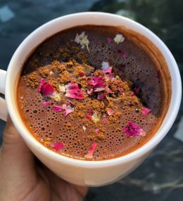 Ceremoniālais kakao ar rožu pieskārienu