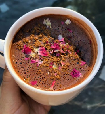 Ceremoniālais kakao ar rožu pieskārienu